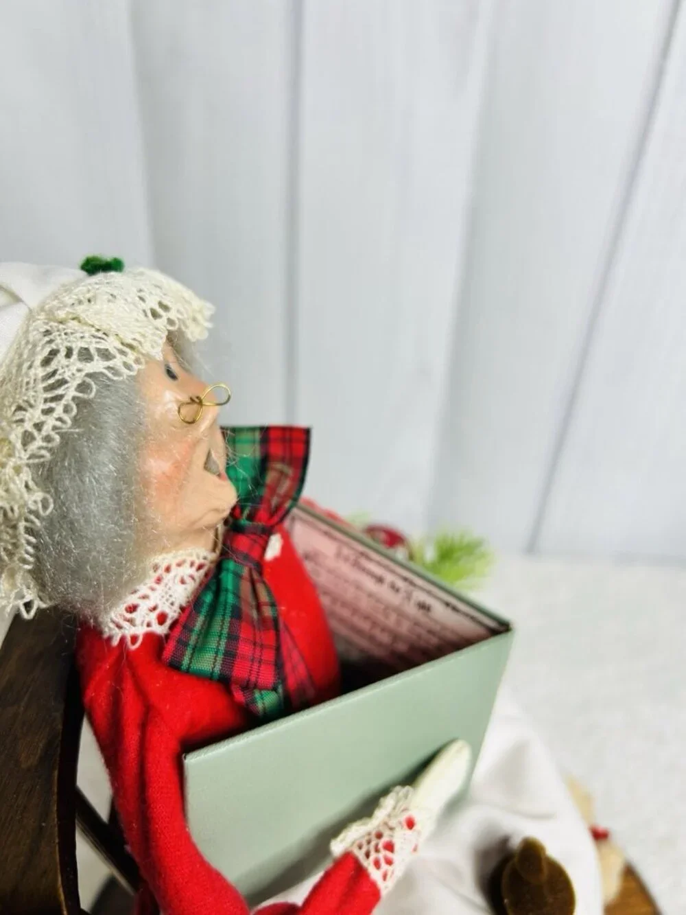 Byers Choice The Carolers Mrs. Claus Rocking Chair Wooden Base 1986 Vintage